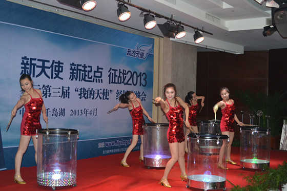 圣元“我的天使”经销商峰会晚宴开场激情水鼓舞 圣元“我的天使”经销商峰会晚宴开场激情水鼓舞