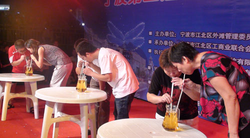 2014苏州年会最有气氛的游戏是哪个?吸啤酒游戏! 2014苏州年会最有气氛的游戏是哪个?吸啤酒游戏!