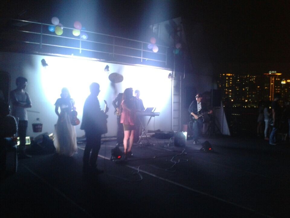 激情百度酒吧9周年庆典 激情百度酒吧9周年庆典
